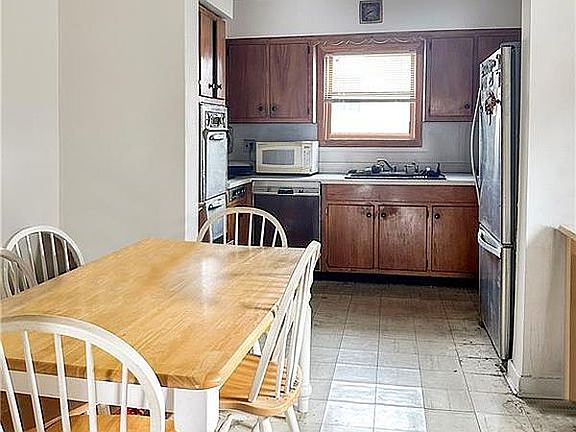 4th image of 135 Jaffray St
