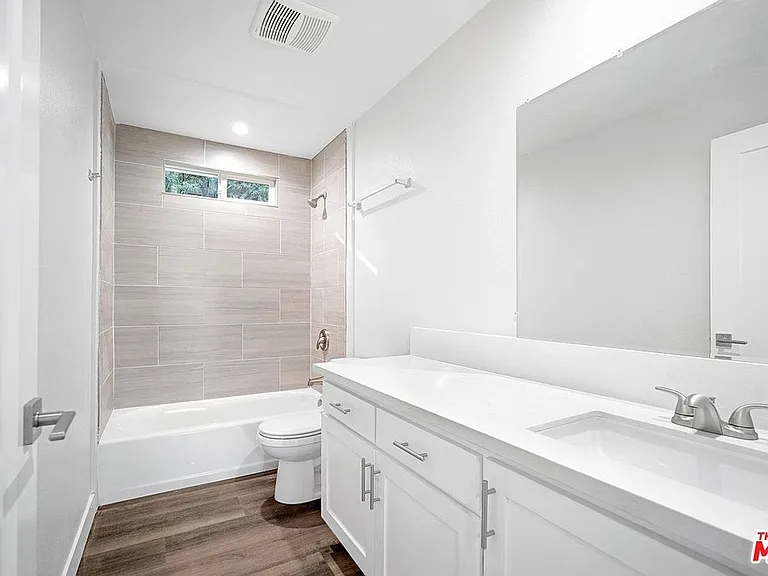 14703-14711 Saticoy St — Photo 23