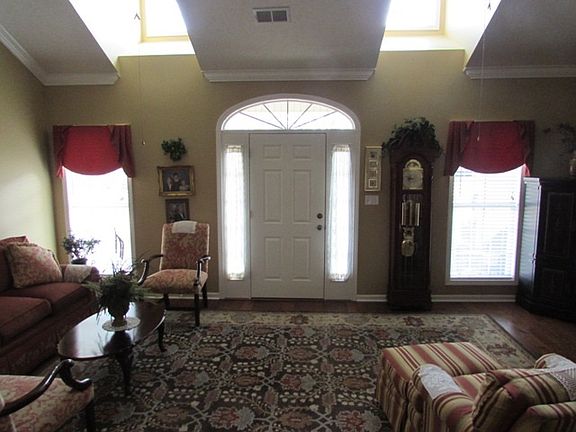 3rd image of 904 Twin Oaks St