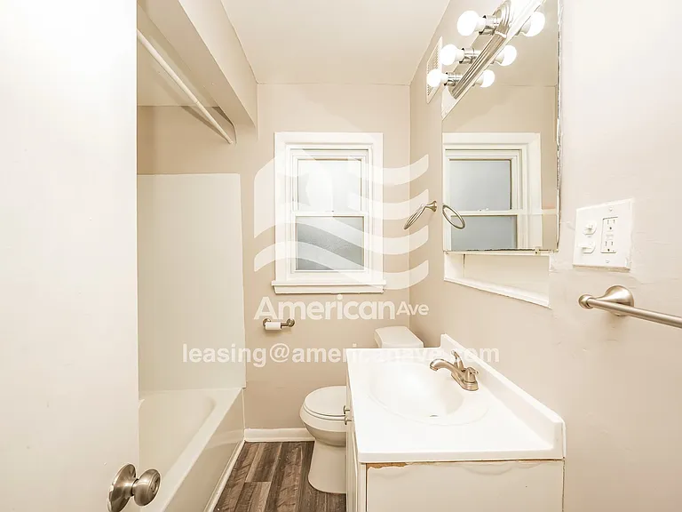 985570_007_main_bathroom_9.jpg