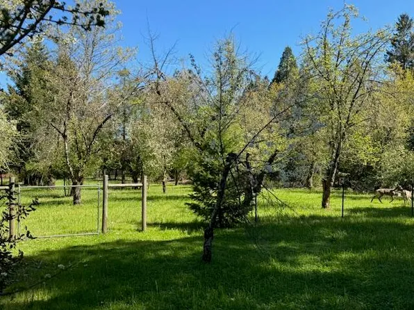 367 W Watkins St, Cave Junction, OR 97523
