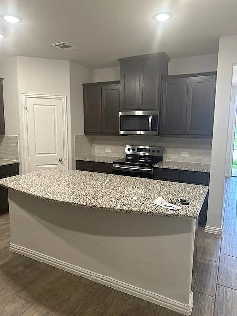 3 bed, 1729 sqft, $2,300 — Photo 3