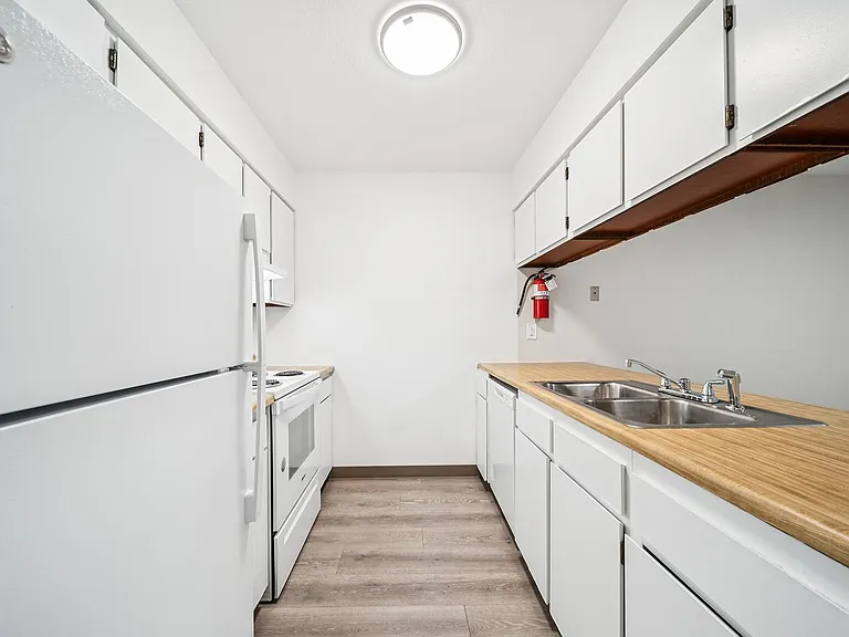 Nicole Apartments — Photo 8