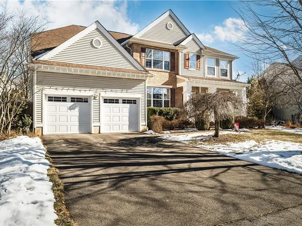 811 Ramblewood Dr, Easton, PA 18040