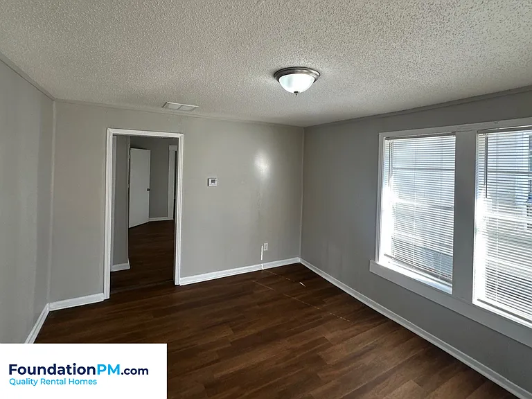 1596 Barton St — Photo 7