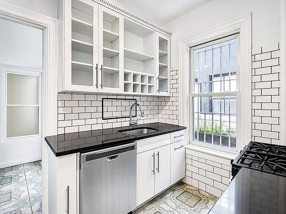 4th image of 1021 Union St