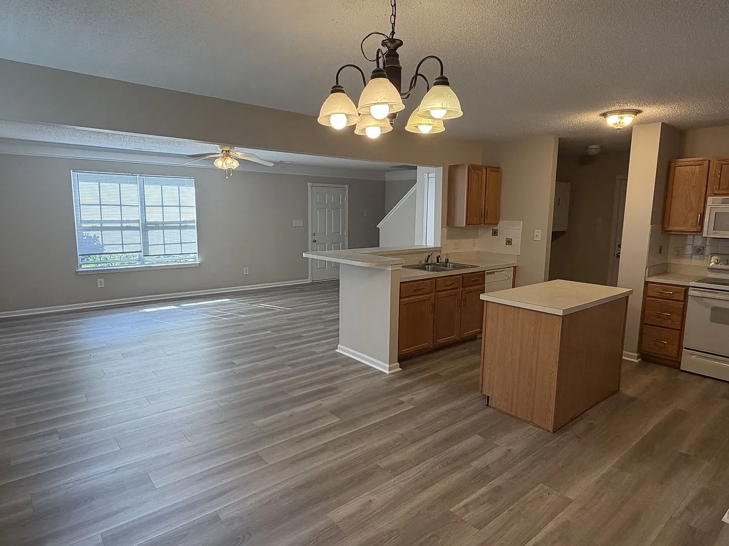 Spacious 3 Bed/2.5 Bath Two Story Home - Brantley Place Subdivision - 1 Car Garage - Bonus Room -... — Photo 4