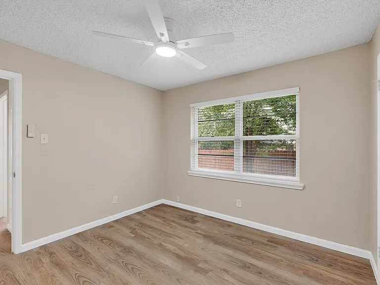 1016 Sproles Dr — Photo 32