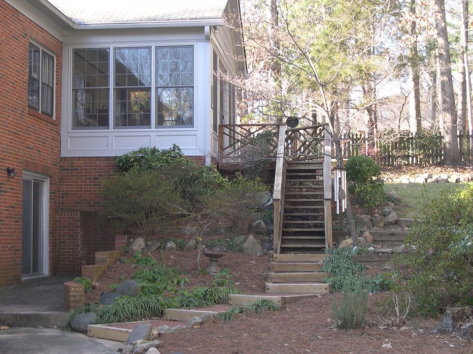 2nd image of 211 Post Oak Rd