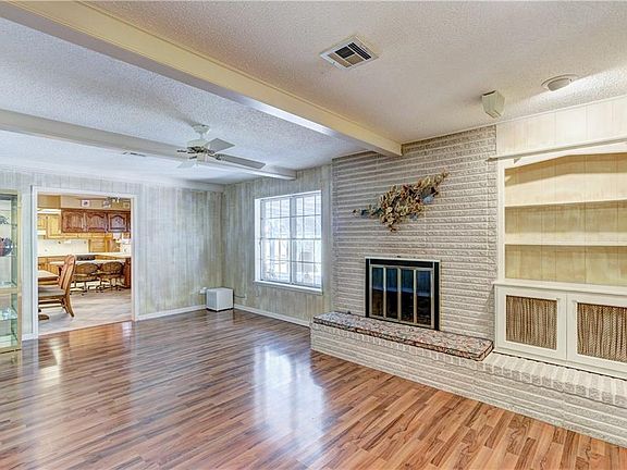 3rd image of 9816 S Broadway Ave