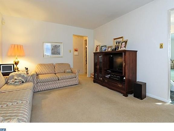 5th image of 2102 Lawrence Dr