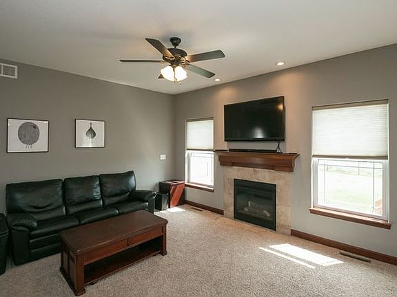 3rd image of 710 Prairie St