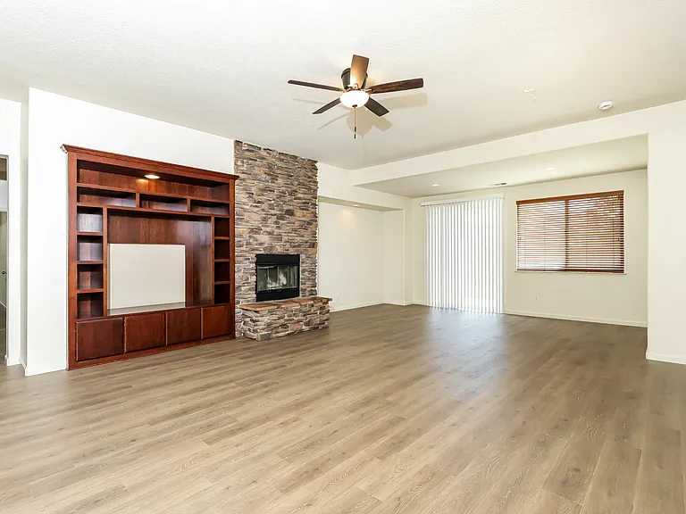 936 Heartland Dr — Photo 2