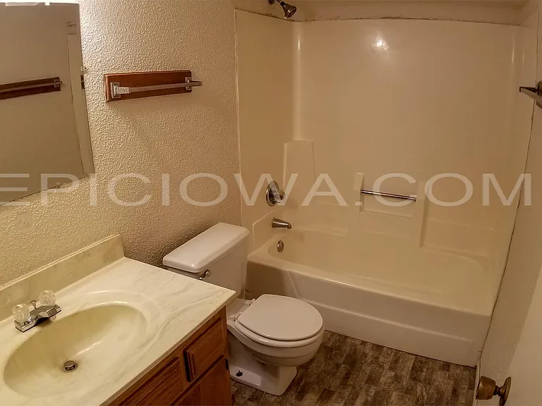 1228 O Avenue Pl NE — Photo 5