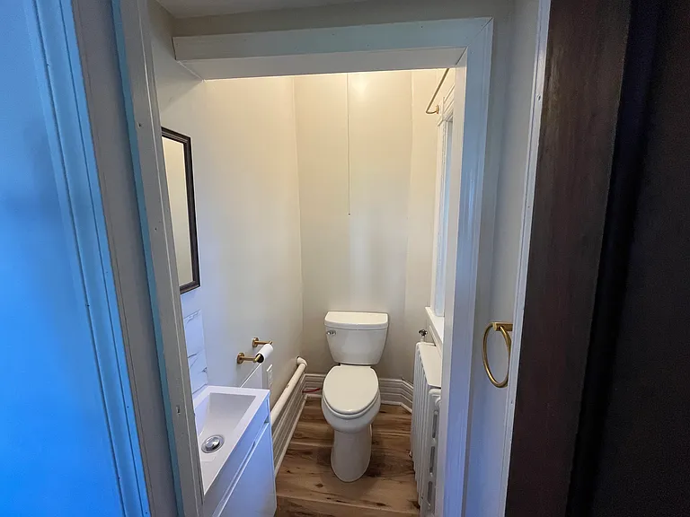 1/2 Bathroom