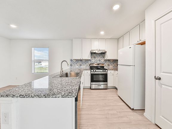 4th image of 10626 McClintock Dr