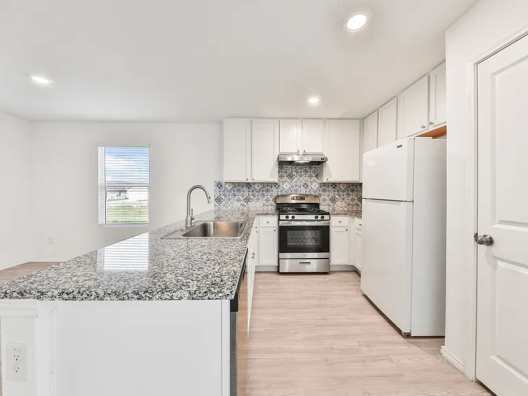 10626 McClintock Dr — Photo 4