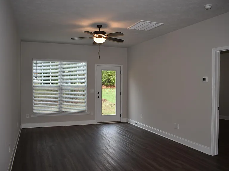 560 Hardy Point — Photo 2