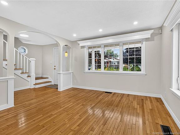 5th image of 147 Waverley Ave