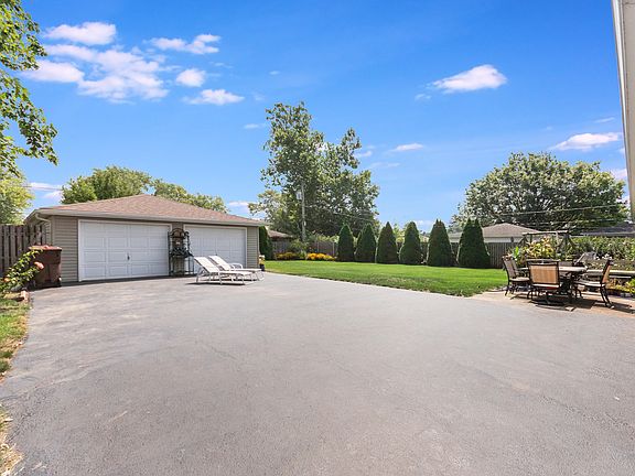 3rd image of 818 Rooney Dr