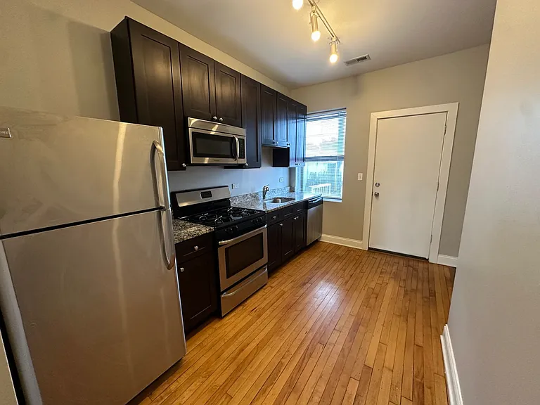 3216 W Argyle St #3 — Photo 8