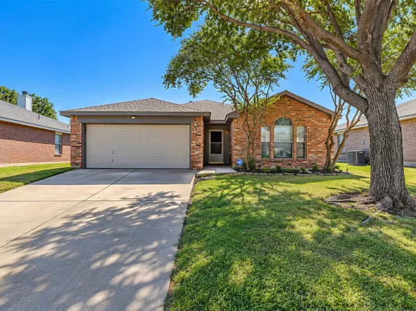 417 Candlestick Trl, Saginaw, TX 76179
