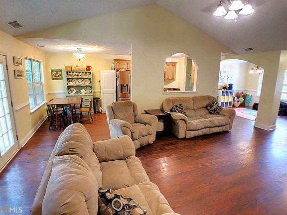 3rd image of 265 Woodcrest Dr