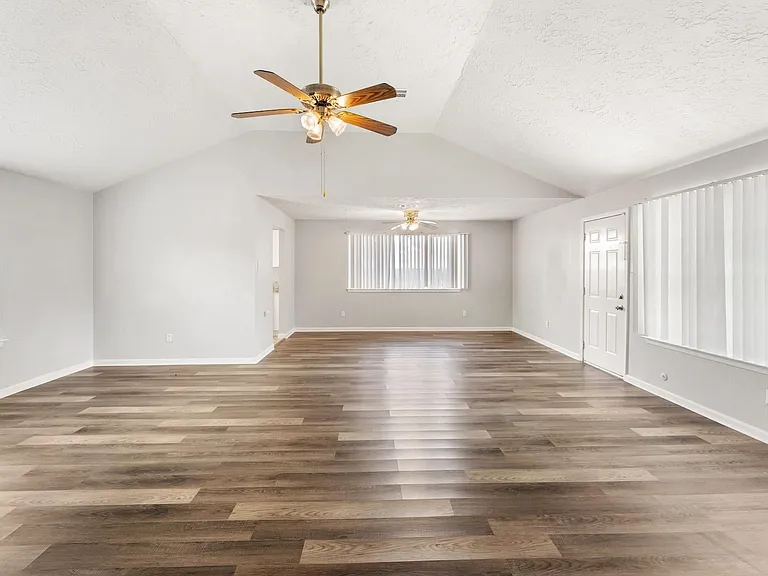 1202 Manorglen Dr — Photo 4