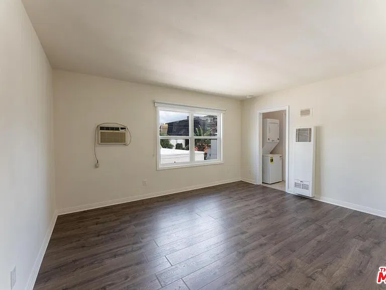10708 1/2 Moorpark St — Photo 4