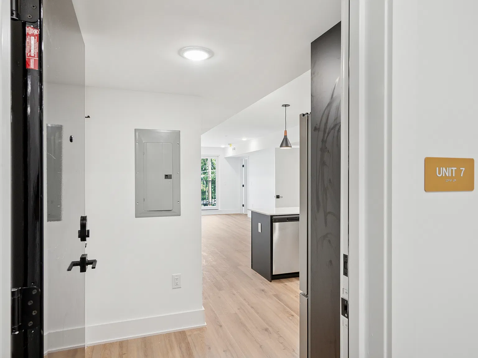 3 bed, 1100 sqft, $2,700 — Photo 2