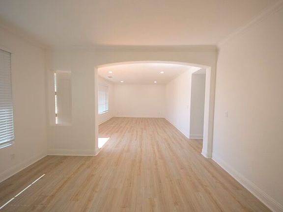 3rd image of 7 Diamondwood Ct