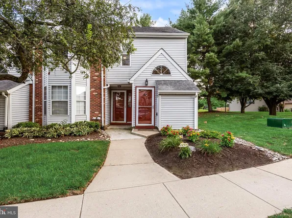 2 Pinewood Dr, Hamilton, NJ 08690