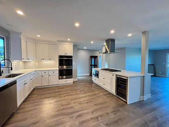 3rd image of 889 Loma Valley Pl