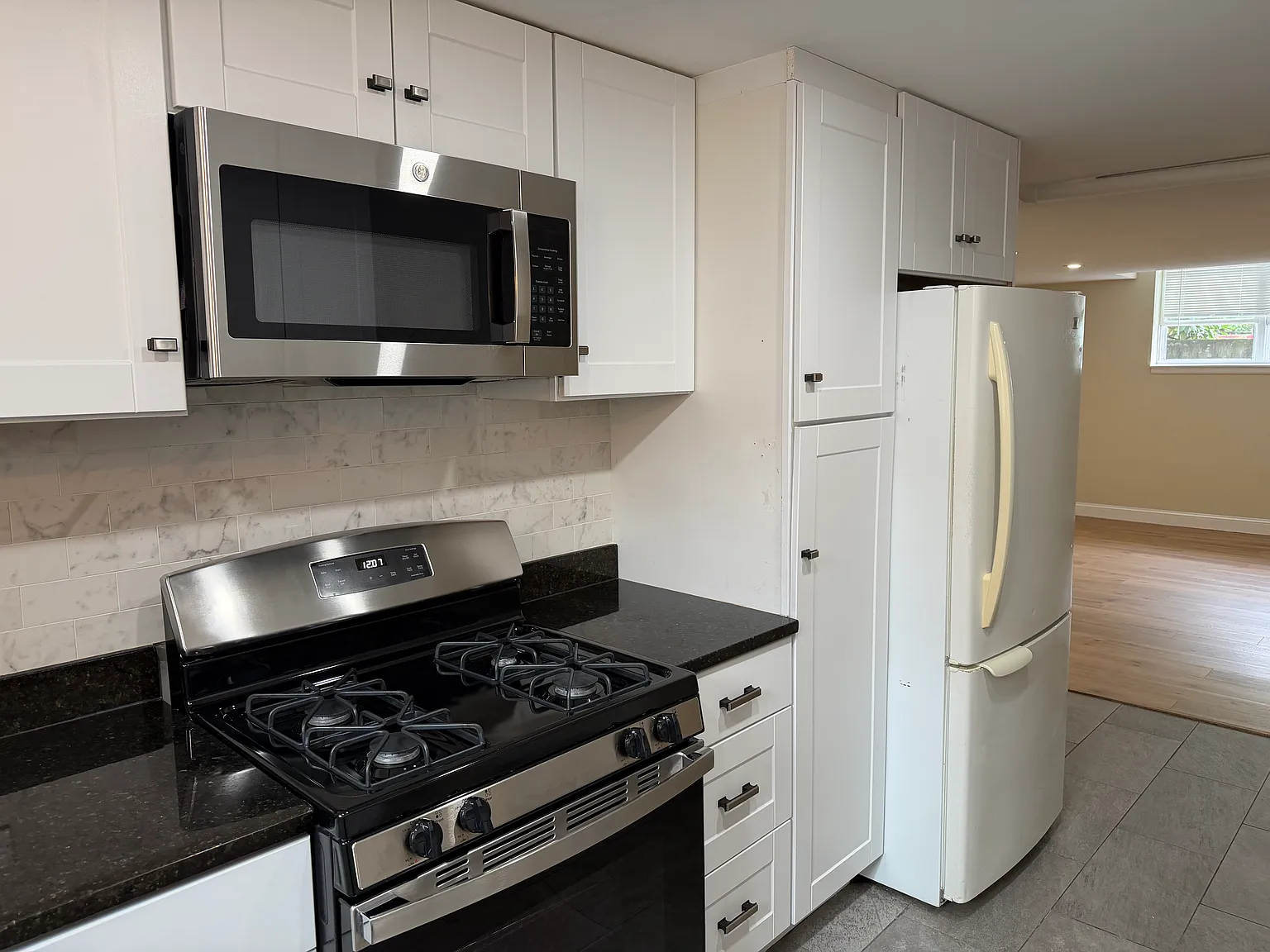 3 bed, 1060 sqft, $3,100 — Photo 2