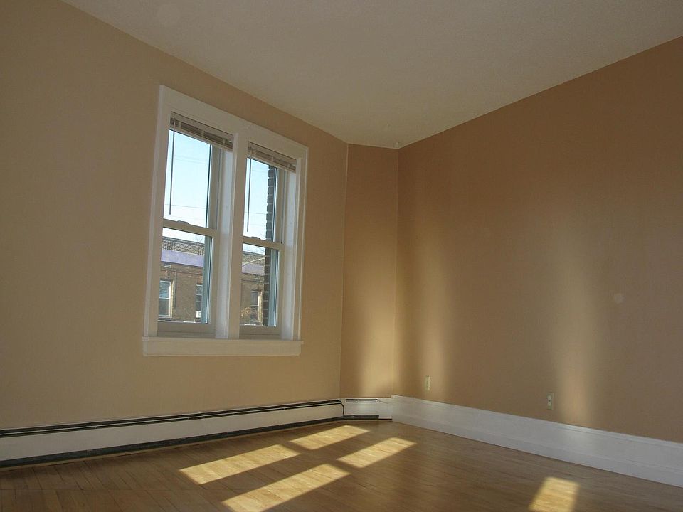 Lots of windows in Living room