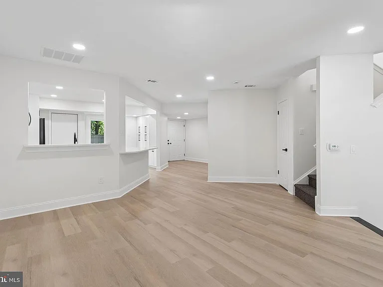 911 Chanticleer — Photo 19