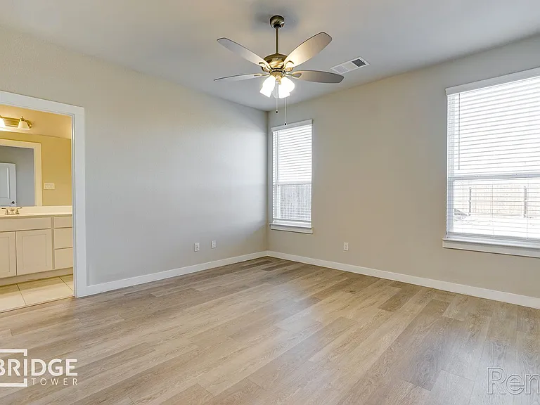 4140 Tobin Dr — Photo 7