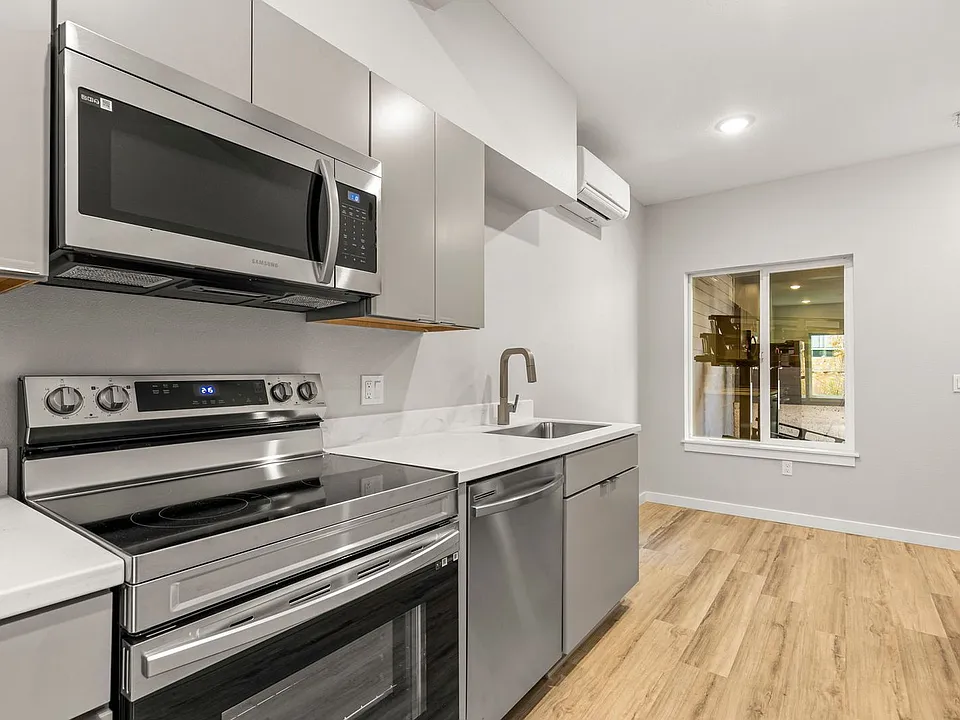 7150 N Greenwich Ave #6