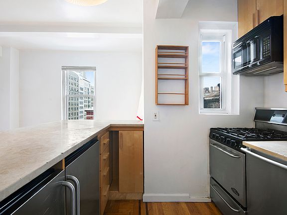 3rd image of 49 W 72nd St APT 10E