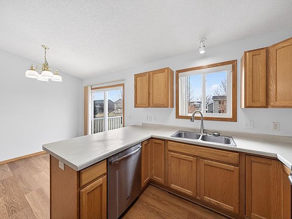 3rd image of 903 8th Ave NE