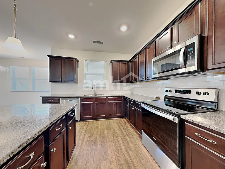 2141 Laurel Village Cir — Photo 3