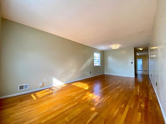 4th image of 183 Wellbrook Ave