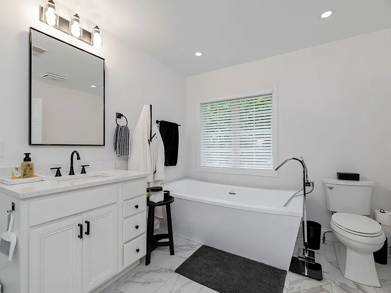 413 Clayton Ln — Photo 21