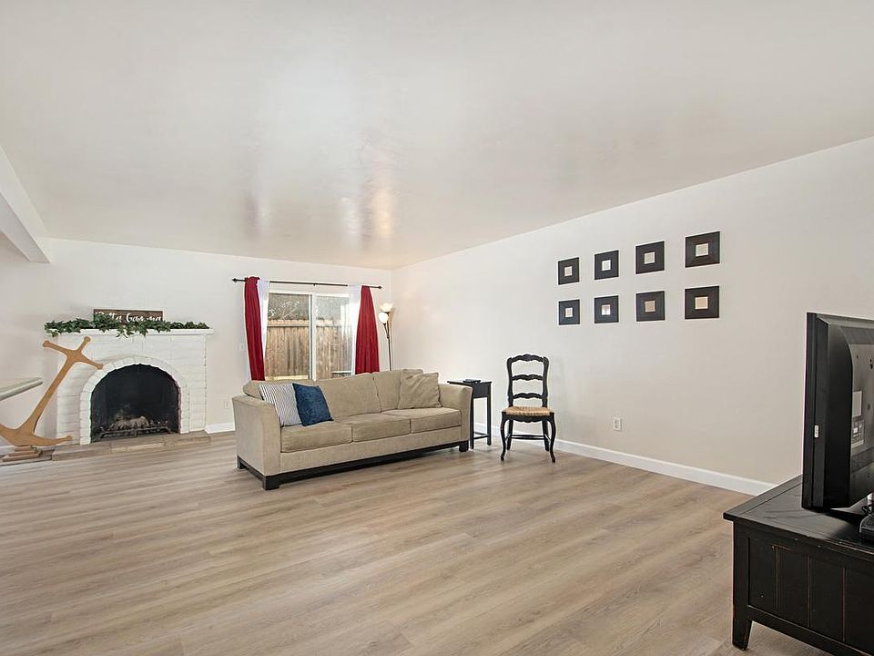 Huge Living room 22'x15' with fireplace