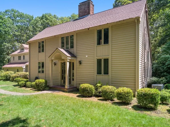 4 Meservey Ln, Lynnfield, MA 01940
