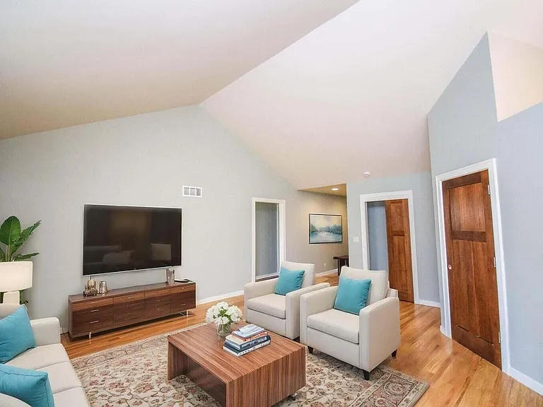 1255 Westwood Dr — Photo 8