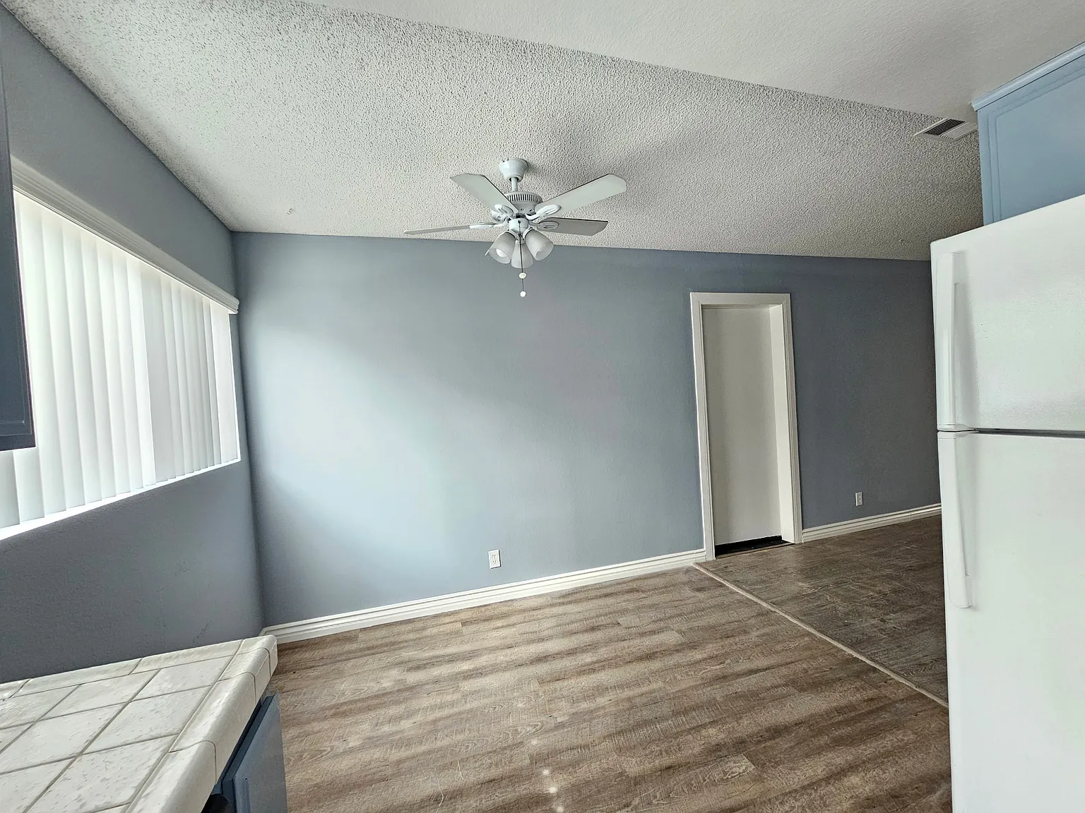2 bed, 915 sqft, $2,850 — Photo 2