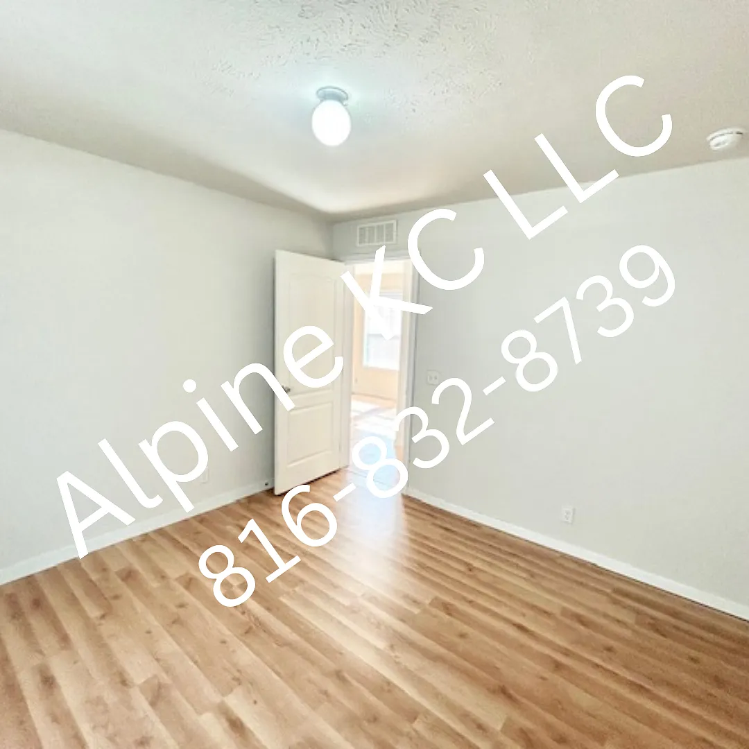 3 bed, 1000 sqft, $1,225 — Photo 2