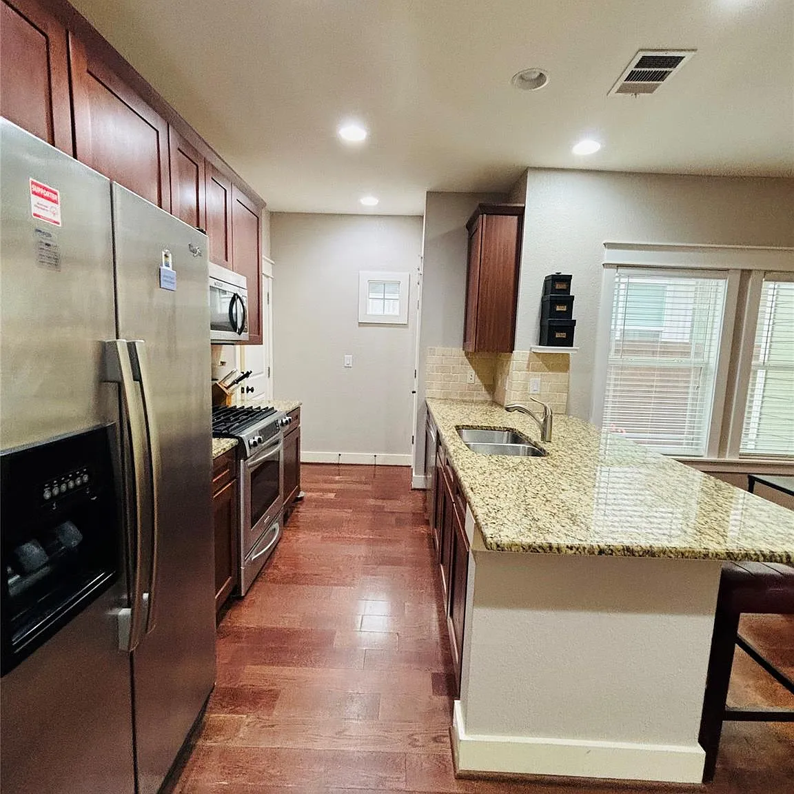 3 bed, 2.5 bath, 1552 sqft, $3,100 — Photo 3