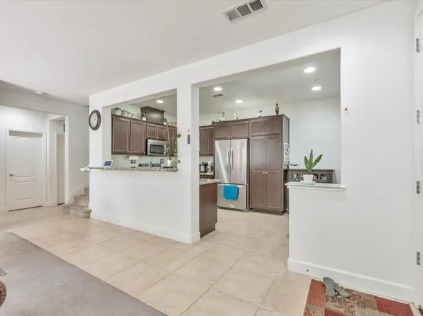 105 Cezanne Ln, Folsom, CA 95630